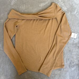 boho chic, off shoulder, asymmetrical style, fitted silhouette, casual chic, fes